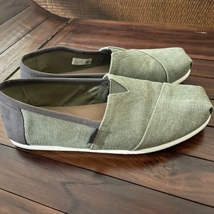 Men’s size 9 Tom’s green khaki/brown leather heels